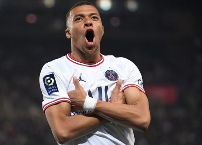 天下无敌！约基奇底角三分穿心入网 随后虚晃抛投一打二打进（无人可挡！约基奇底角三分精准入网 接着虚晃抛投一挑二再取分）