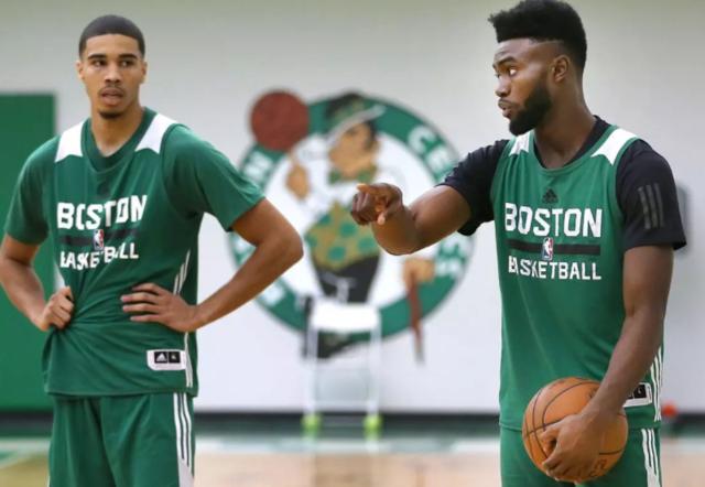 【集锦】森林狼138-142掘金 约基奇56+16+15力压爱德华兹44分加时赛取胜（约基奇轰56+16+15率掘金加时142-138险胜森林狼，爱德华兹空砍44分）