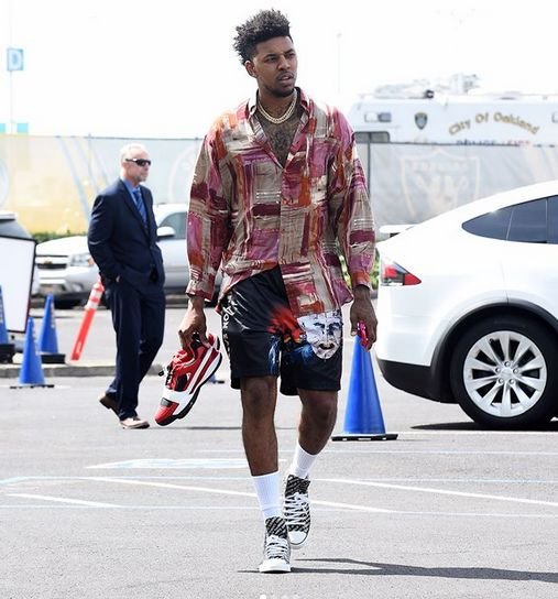 理性追星，新鹏城vs成都赛后有球迷跳下看台与韦世豪合影（理性追星！新鹏城战成都后有球迷翻越看台与韦世豪合影）