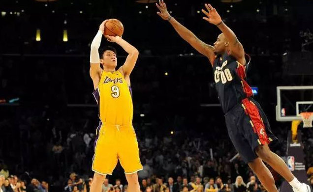 麦肯尼：没能拿下3分很遗憾；新教练带来了新的理念和活力（麦肯尼：错失三分令人惋惜，新帅注入全新理念与活力）