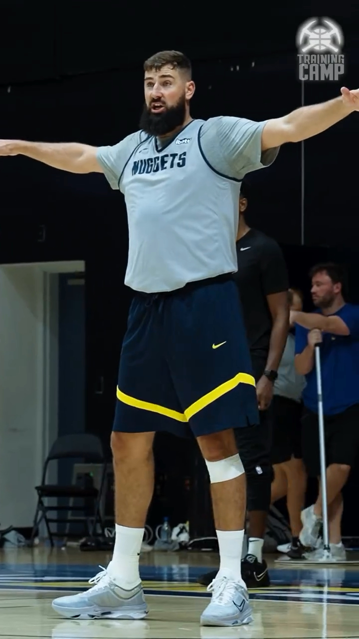 从手足无措到游刃有余，齐达内在公园学着踢毽子（齐达内公园踢毽子：从生疏到娴熟）