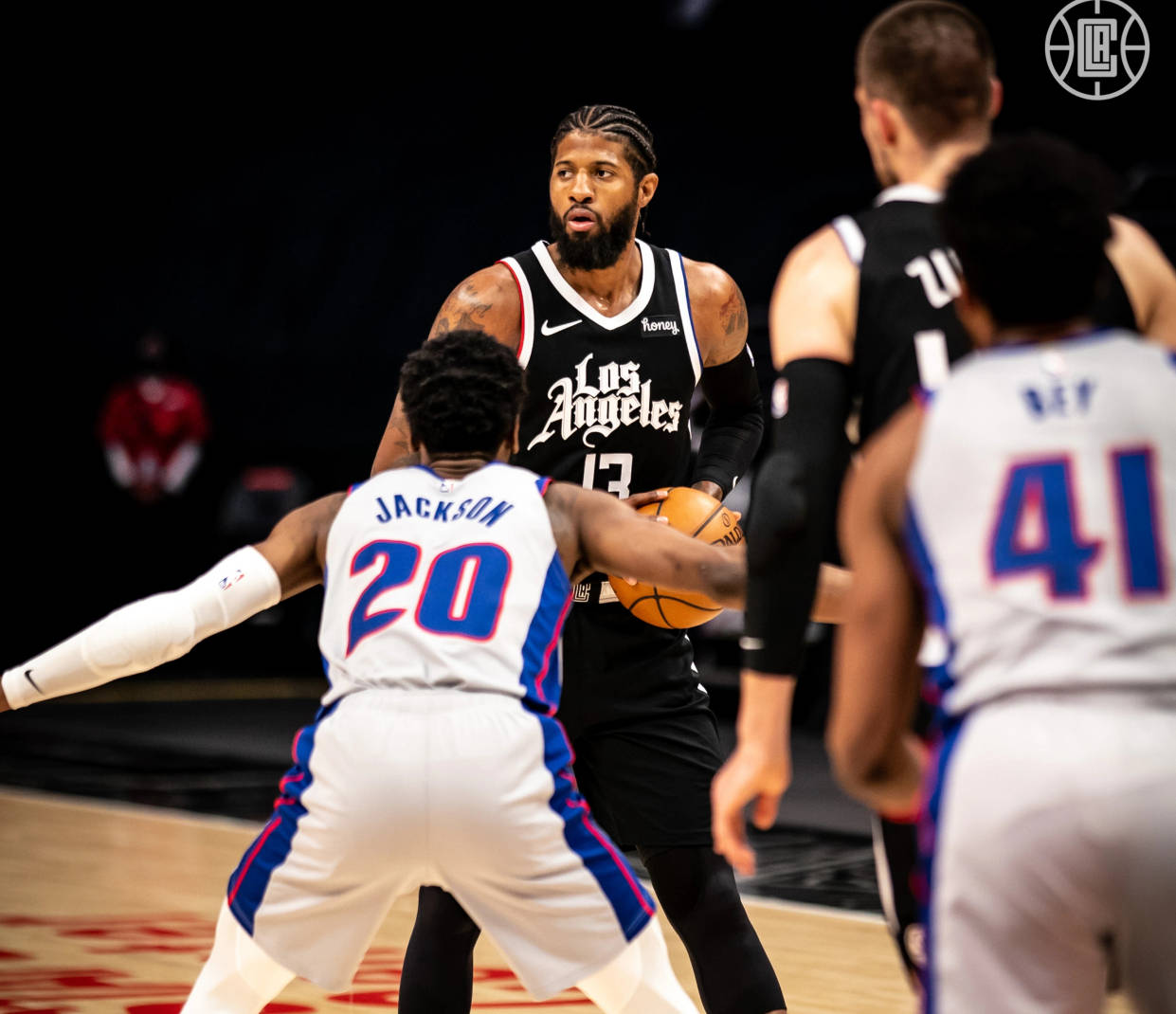 杨瀚森砍4+2+2填满数据栏，主教练赛后指出不足：防守犯错+跟不上节奏（杨瀚森4分2板2助数据齐全，主帅赛后点出短板：防守失误、节奏偏慢）