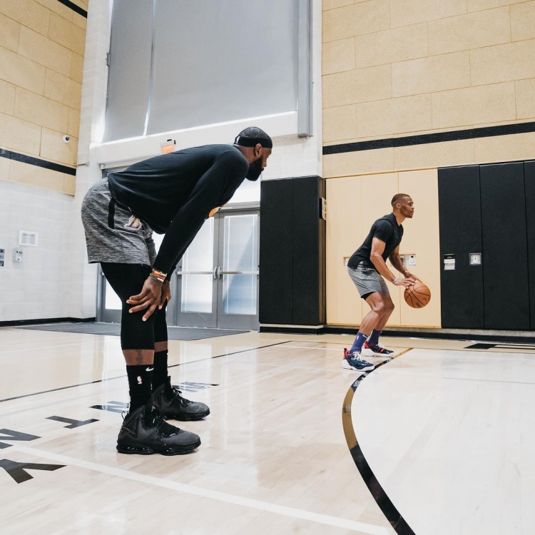 阿森纳客战埃弗顿首发：哲凯赖什搭档特罗萨德，格拉利什出战（阿森纳客场挑战埃弗顿首发：哲凯赖什与特罗萨德携手，格拉利什登场）