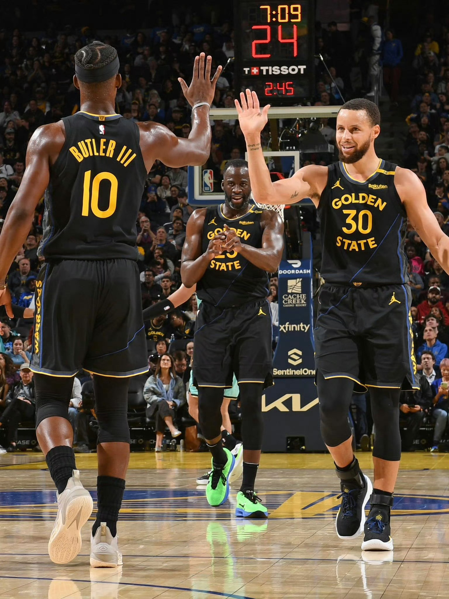 连输埃因霍温、本菲卡，那不勒斯队史首次遭遇欧冠客场连败（先后负于埃因霍温、本菲卡，那不勒斯队史首次在欧冠客场吞下两连败）