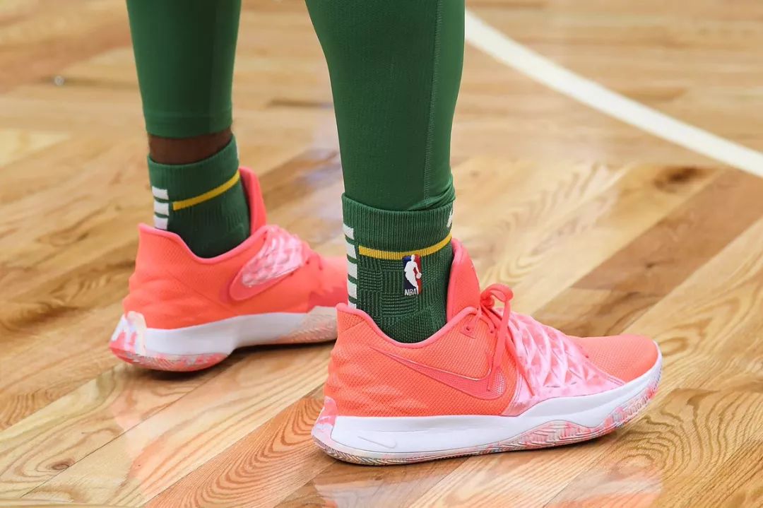 球队完全把节奏掌握在自己手里（球队牢牢掌控比赛节奏）