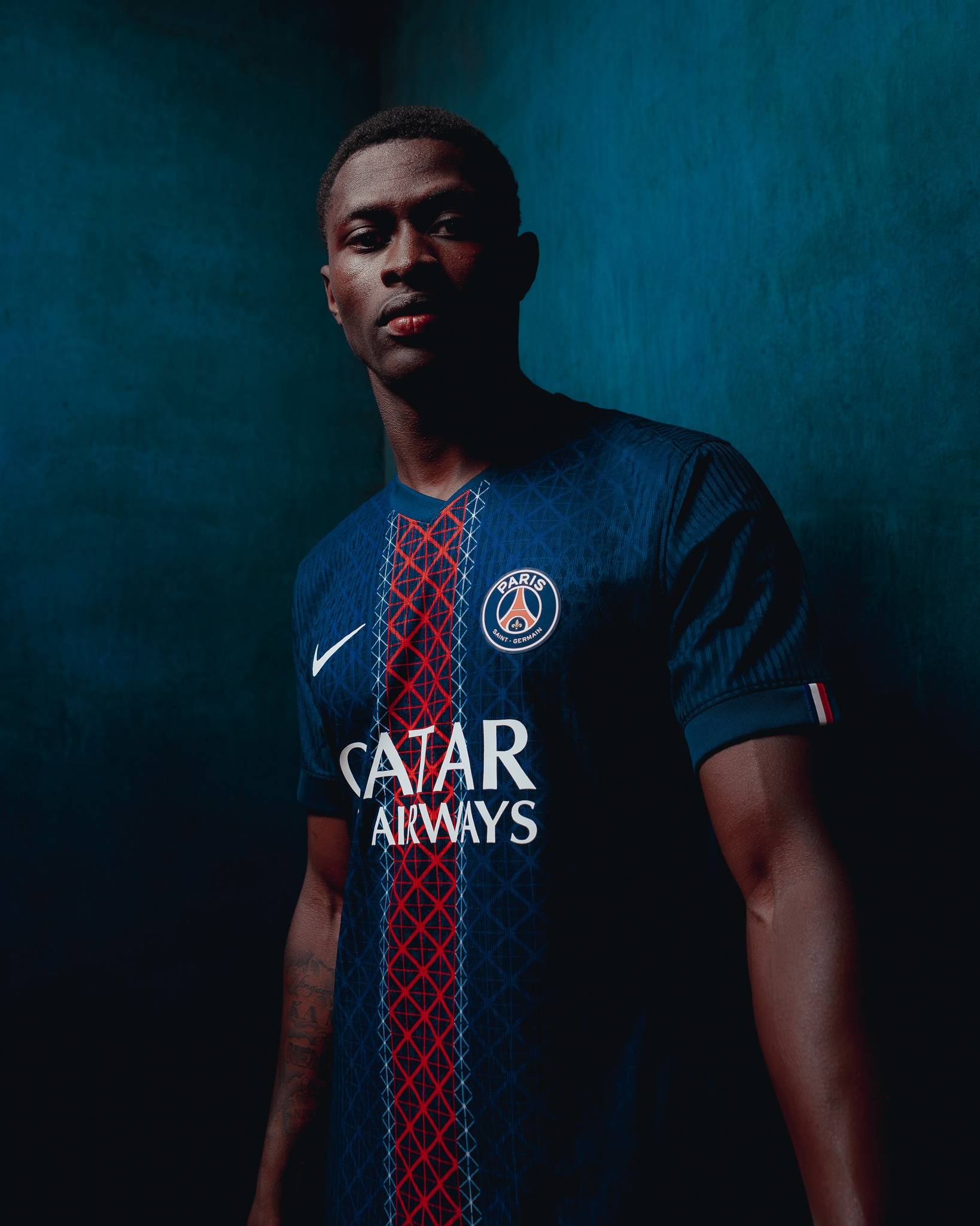 苏格兰女足队长卡思伯特与中国队比赛时头部受伤，被紧急送医（苏格兰女足队长卡思伯特在对华比赛中头部受伤，紧急送往医院）