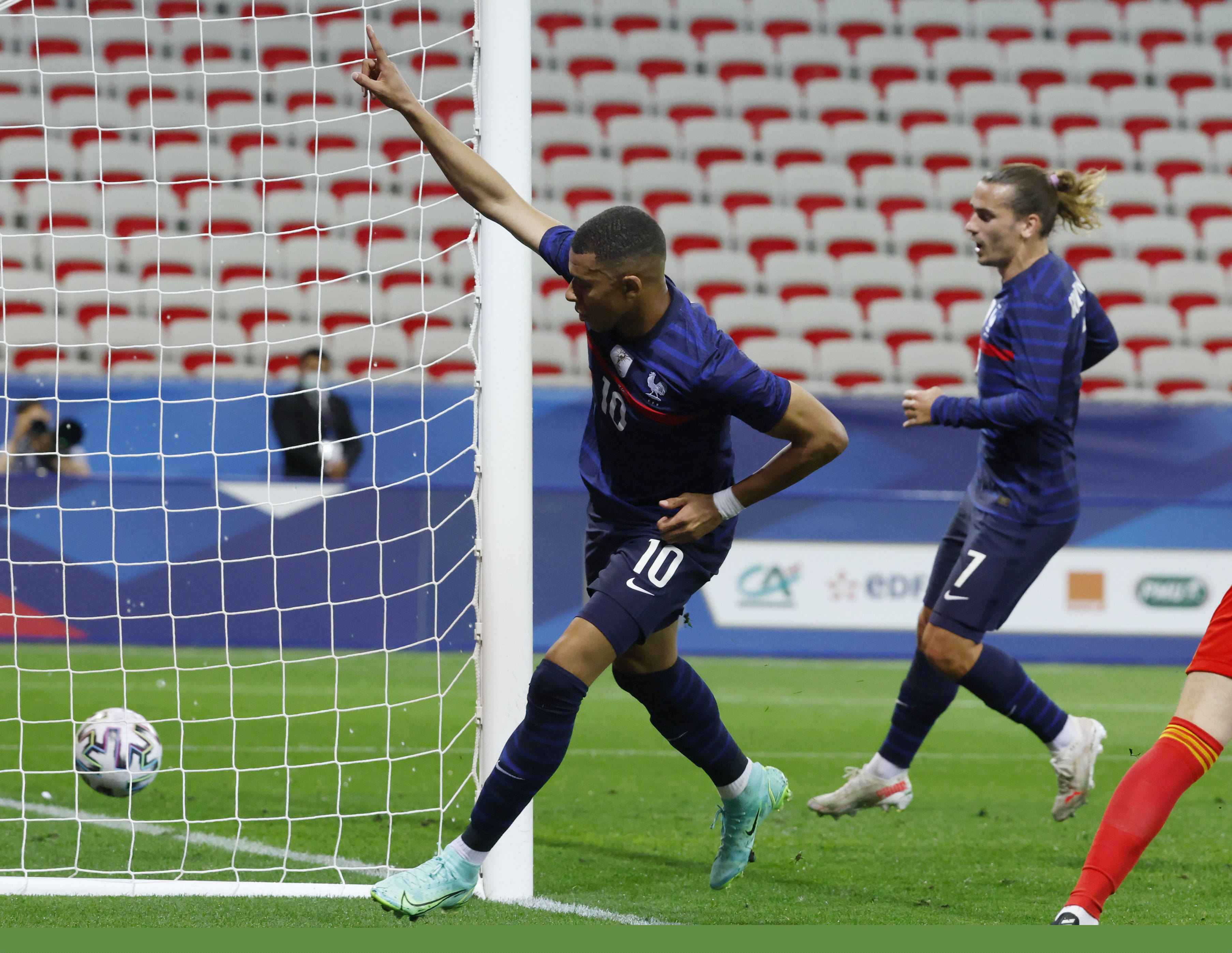 六冠王！洲际杯战报：巴黎点球大战2-1弗拉门戈夺冠，萨福诺夫扑4点（巴黎点球2-1弗拉门戈夺洲际杯，萨福诺夫四扑点成就六冠王）