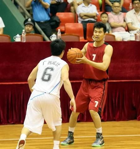 17岁天才卡尔展现极强潜力，德甲首秀表现亮眼，凭借出色技术和风格成为焦点。（17岁天才卡尔德甲首秀惊艳，精湛技术与独特风格尽显潜力成全场焦点）