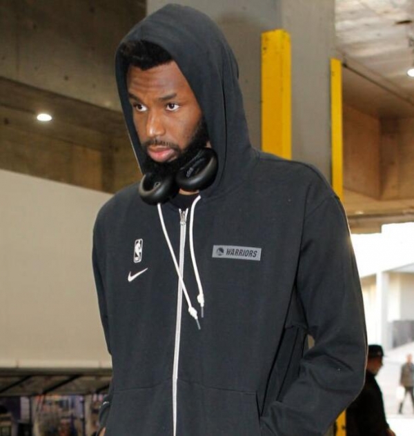 韦尔表现抢眼，三分球精准打击对手（韦尔手感火热，外线三分精准狙击对手）