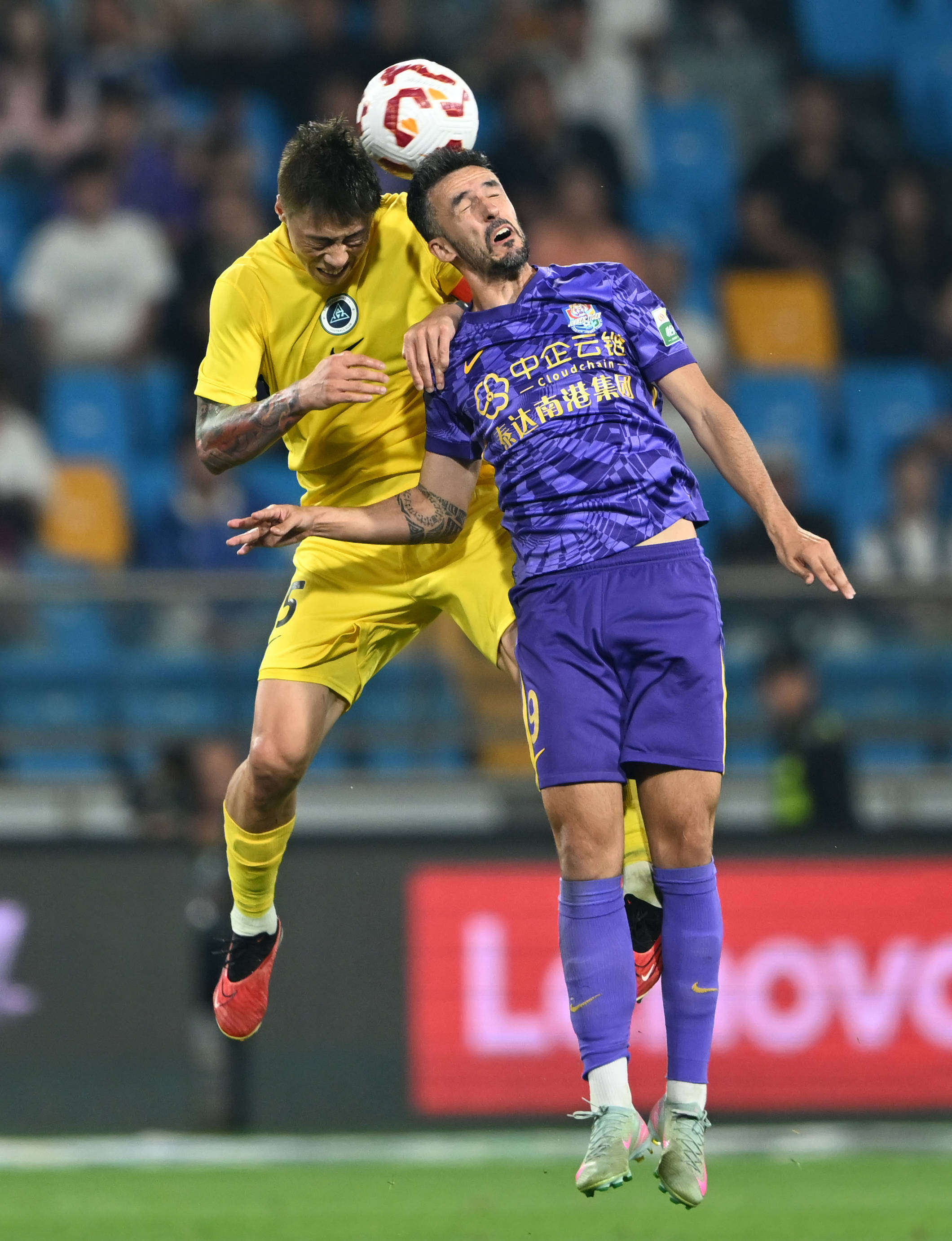 乾坤大挪移！恩比德接球转身背筐出手 球打板进筐还要加罚（神乎其技！恩比德背身接球转身打板命中再获加罚）