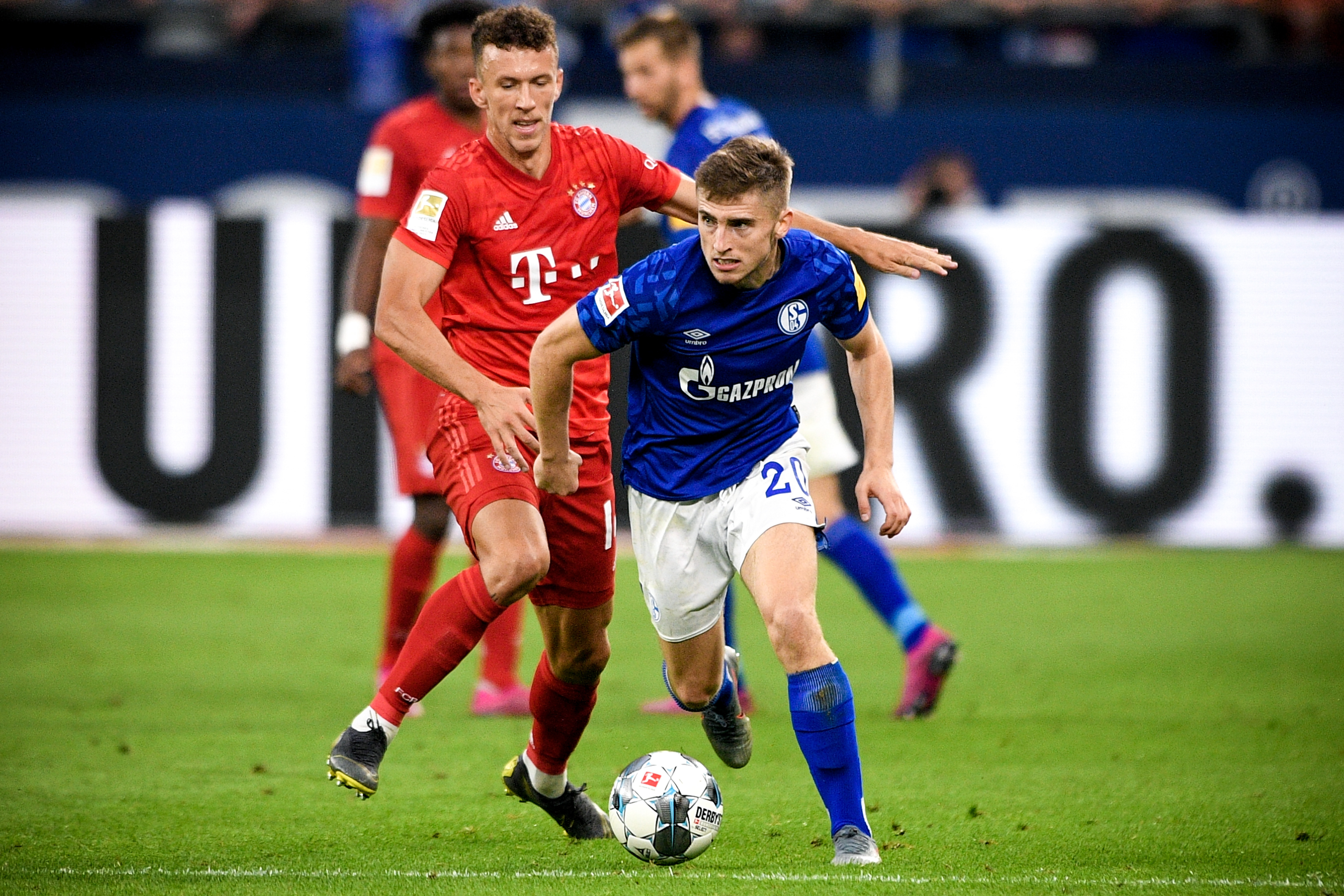 米体：泽林斯基出现轻微肌肉问题，可能不会出战比萨（米体：泽林斯基肌肉小恙，出战比萨成疑）