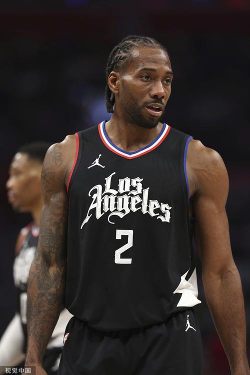 探寻布克脱掉紧身短裤的原因（揭秘布克为何脱下紧身短裤）