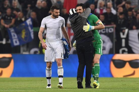 阵容齐整！雄鹿今日战活塞：字母哥&小波特等均可出战（雄鹿今战活塞：字母哥、小波特等全员可上阵）