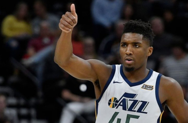 库明加10中1！科尔：每个球员都会有起有落，赢球是最重要的（库明加手感低迷仅10投1中，科尔：状态有起伏，赢球最关键）