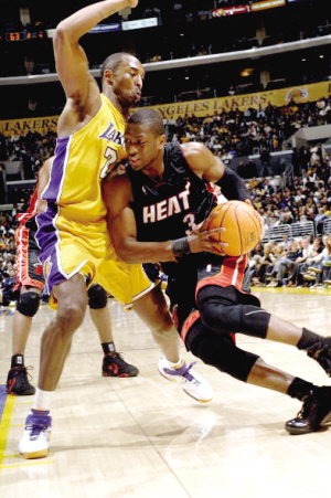 意外不断！彪哥投三分被火箭替补背后蛐蛐 老詹打脸奥科吉主动道歉（意外连连：彪哥三分惹火箭替补背后嘀咕，詹姆斯不慎击中奥科吉面部后主动致歉）