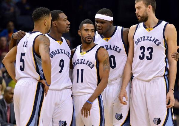 齐达内与蒯纪闻共同现身上海交大出席活动，现场教学马赛回旋（齐达内携蒯纪闻亮相上海交大活动，现场示范马赛回旋）