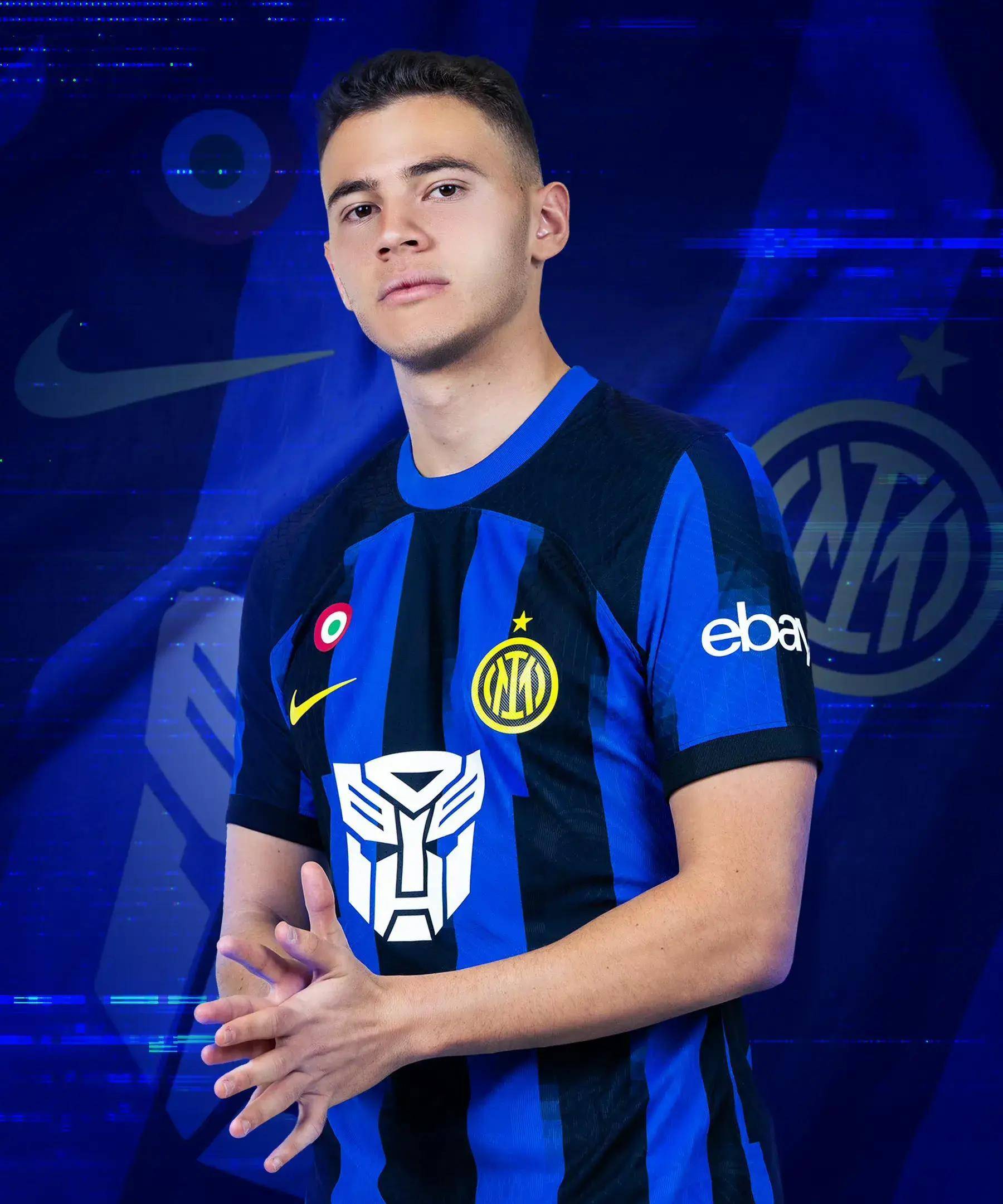 国脚连续射门被封堵仍不气馁（射门接连被挡，国脚斗志不减）