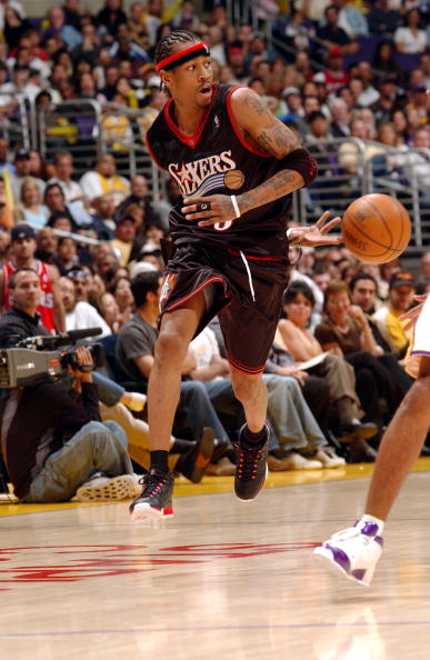 詹姆斯本场出现3失误，圣诞大战失误数超科比升至第一（詹姆斯此役3次失误，圣诞大战失误总数超越科比升至第一）