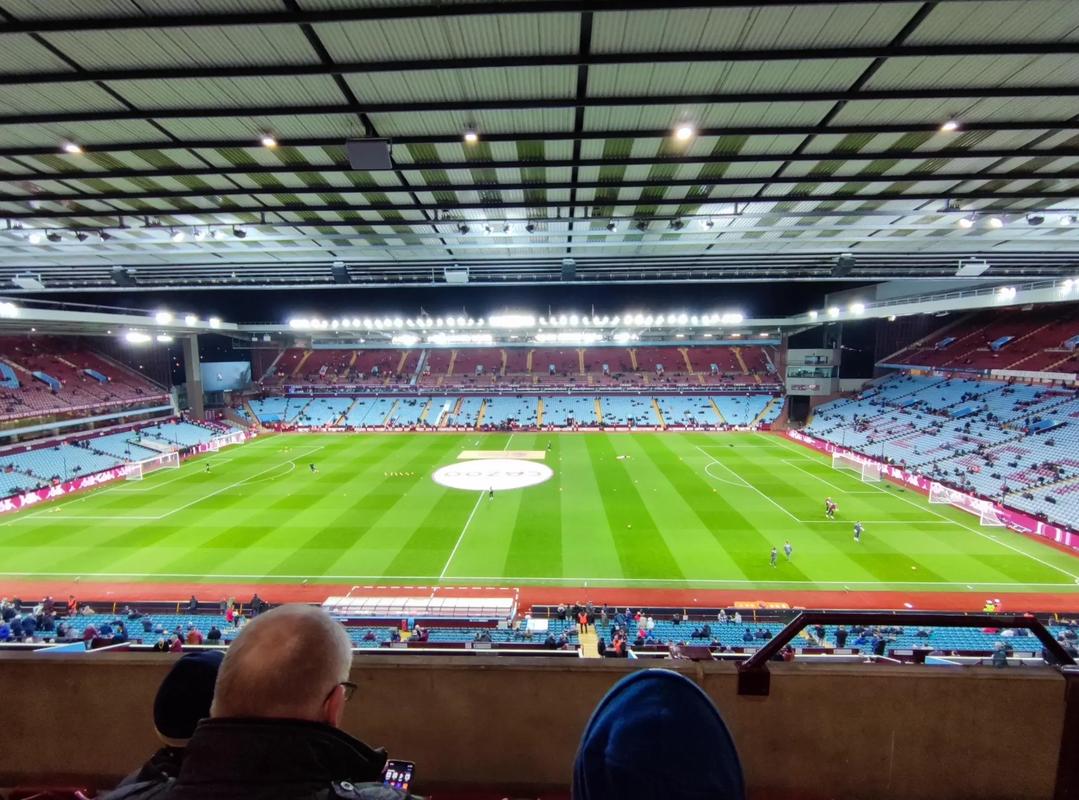 刘璇陪5岁女儿练体操，手持长棍严厉还疲惫，住300平豪宅又大又乱（刘璇陪5岁女儿练体操，手持长杆严厉带训显疲态，300平豪宅宽敞却杂乱）