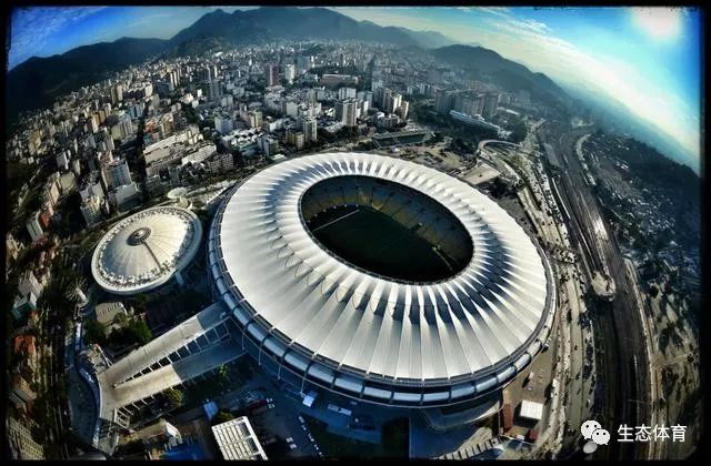 前锋突破射门锁定胜利（前锋强突劲射锁定胜局）