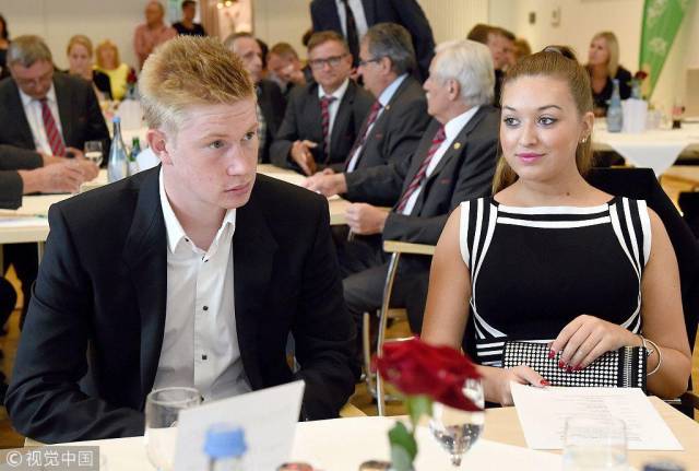 超远三分命中，全队抱头（超远三分轰进，队友齐抱头）