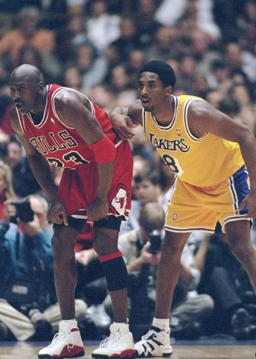 门将助攻前锋！离谱名场面（门将送出助攻，前锋破门上演离谱一幕）